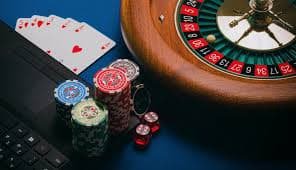 Seorang pemain menikmati hiburan casino dengan smartphone yang aman dan privasi terjaga secara mobile
